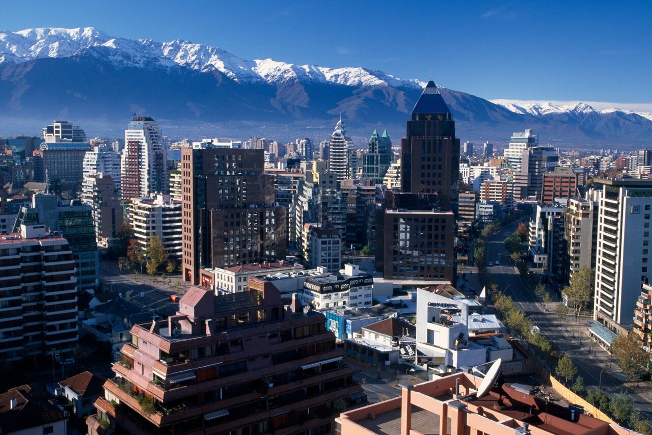Skyline von Santiago mit Hochhaustürmen und den schneebedeckten Anden im Hintergrund