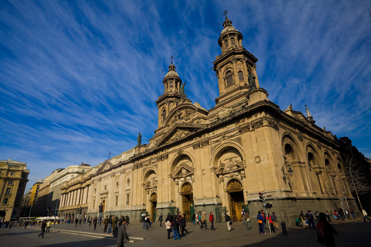 Barocke Glockentürme der Kathedrale von Santiago vor strahlend blauem Himmel, Menschen darunter
