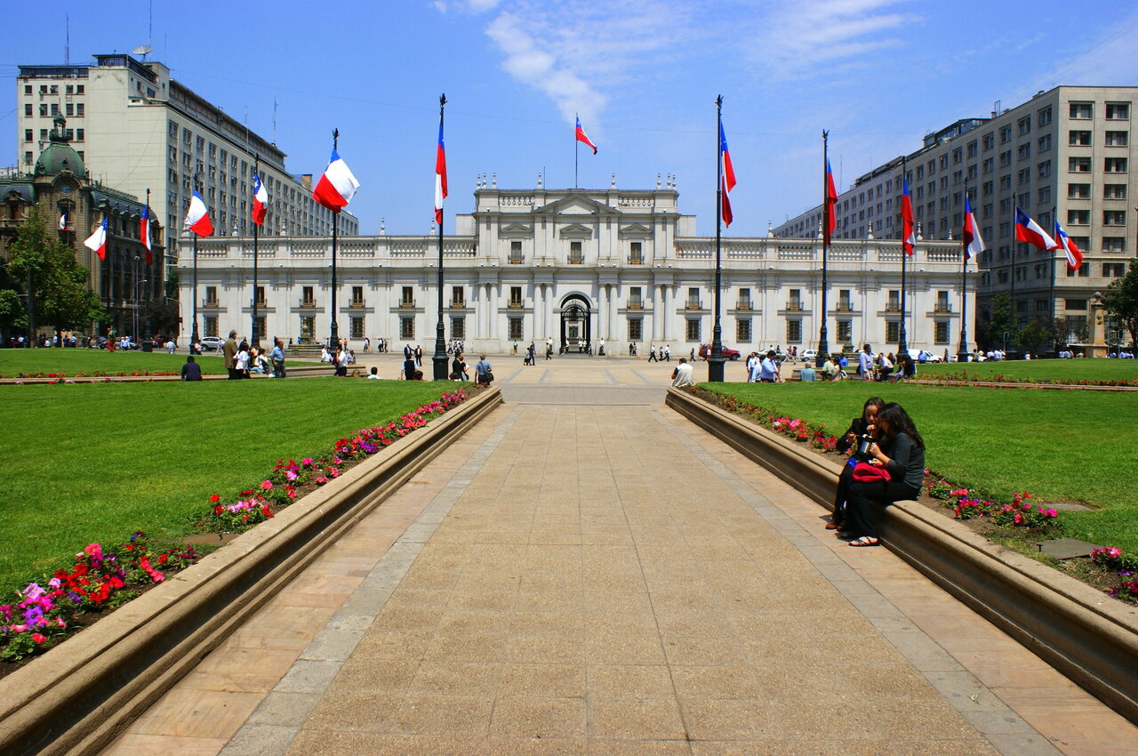 La Moneda, der Präsidentenpalast in Santiago, mit chilenischen Flaggen entlang des Vorplatzes