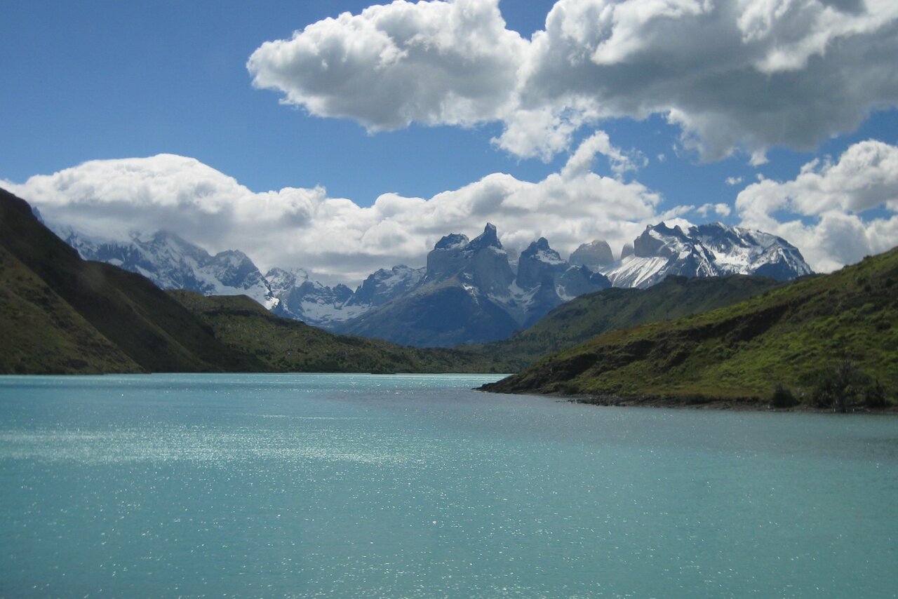 Türkisfarbener See unterhalb der Granitgipfel von Torres del Paine in Patagonien