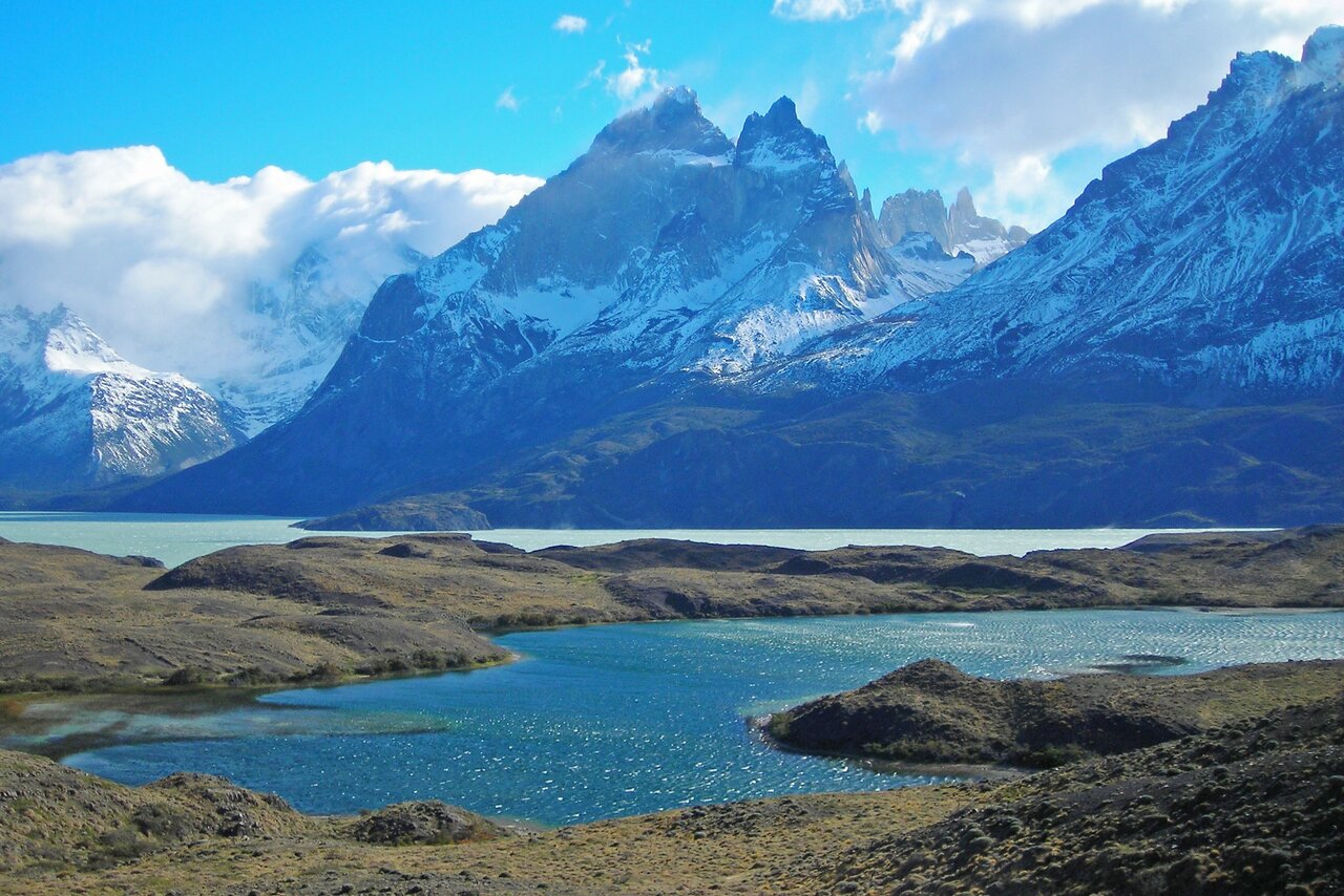 Schneebedeckte Granitgipfel von Torres del Paine erheben sich über einem türkisfarbenen See