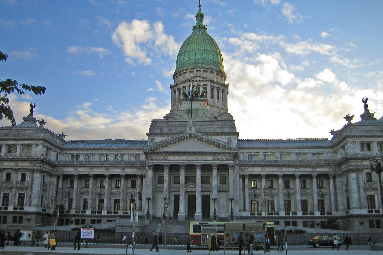 Der Nationalkongress in Buenos Aires mit grüner Kuppel unter bewölktem Himmel