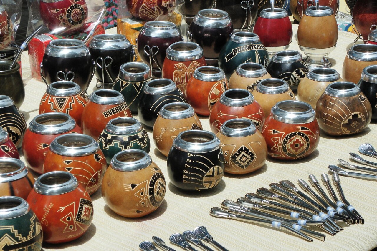 Traditionelle argentinische Mate-Kalebassen und Metallstrohhalme auf einem Marktstand ausgelegt