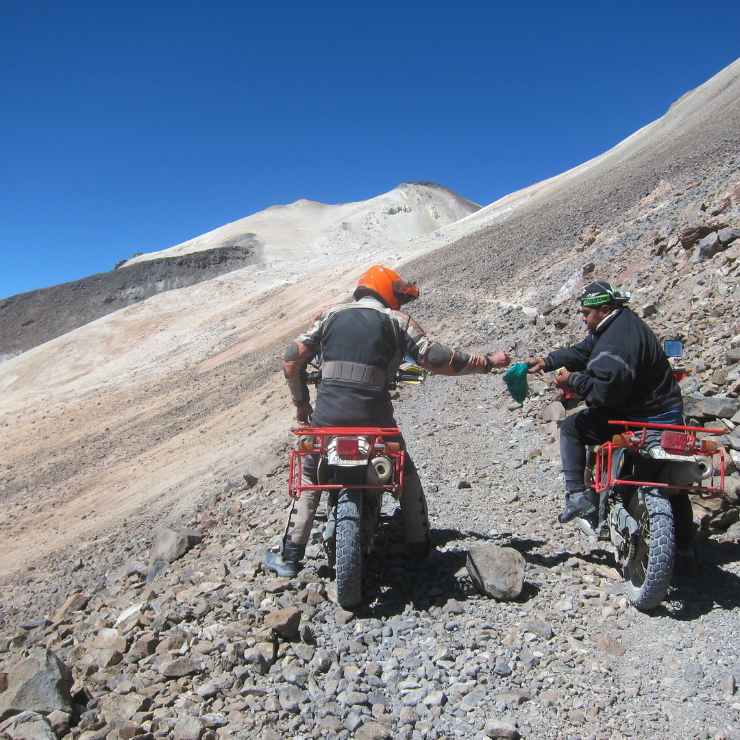 Motorista en una pista del altiplano en Bolivia