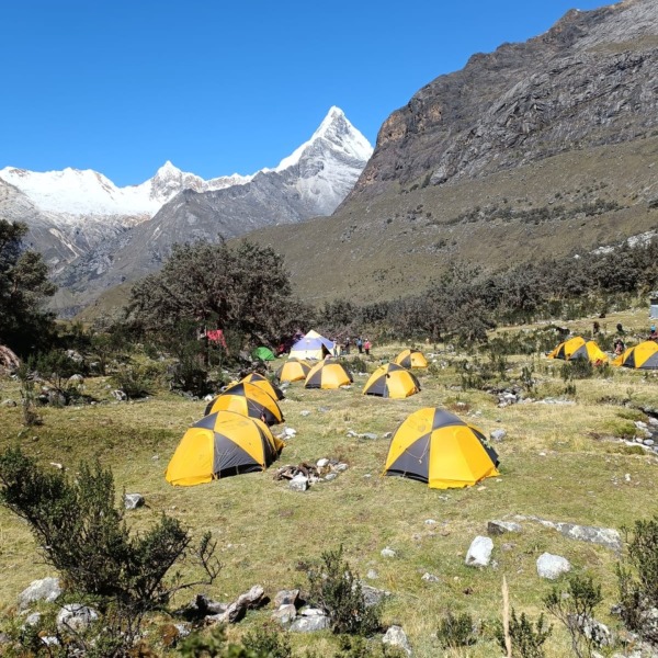 Basislager des Alpamayo mit Camping Zelt