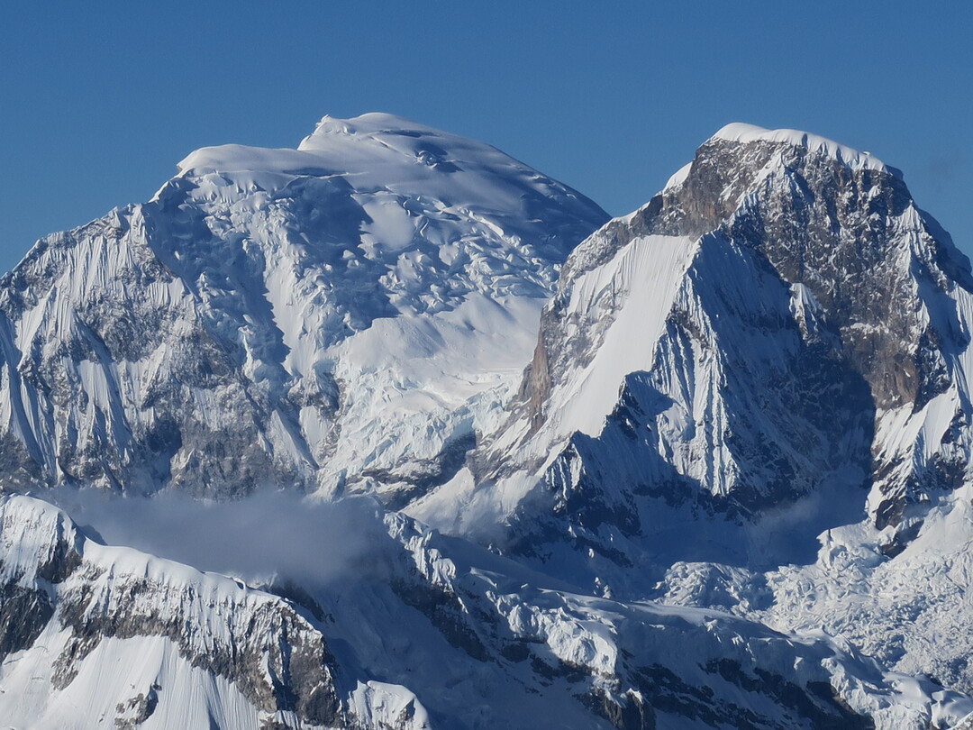 Berg mit schnee und Felsen- Huascarán