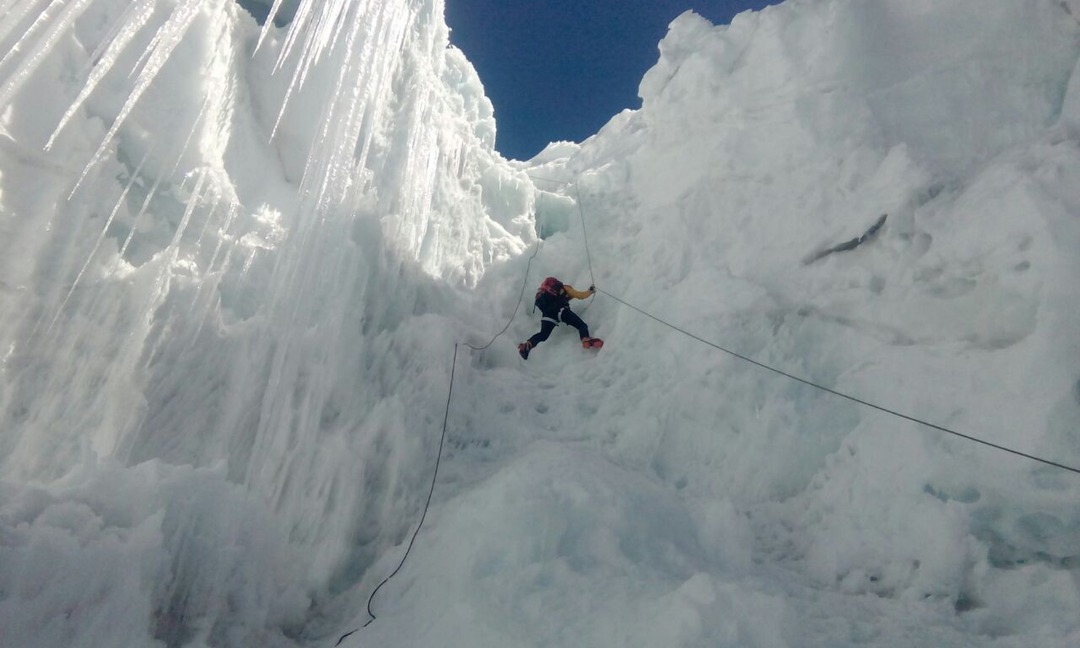 Bergsteiger versuchen während der Alpamayo-Expedition Eisklettern mit Eispickeln, Seilen und Mut