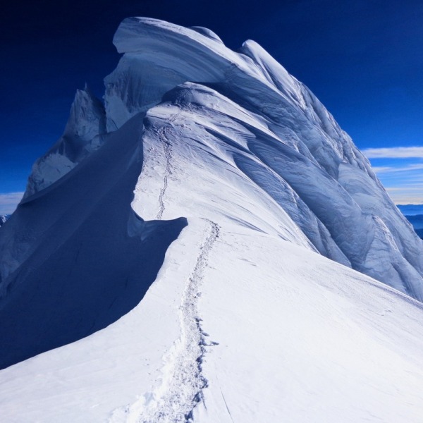 Bergwanderer auf schnee zum Gipfel