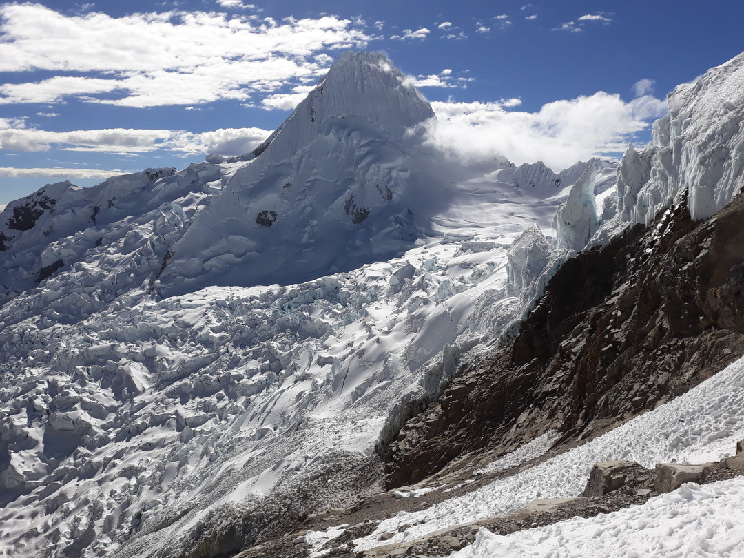 Alpamayo Berg mit viel Schnee in Peru