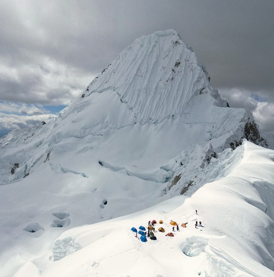 Bergsteiger bereiten sich darauf vor, den Gipfel des Nevado Alpamayo im Laufe des Tages zu erreichen und warten auf bessere Wetterbedingungen