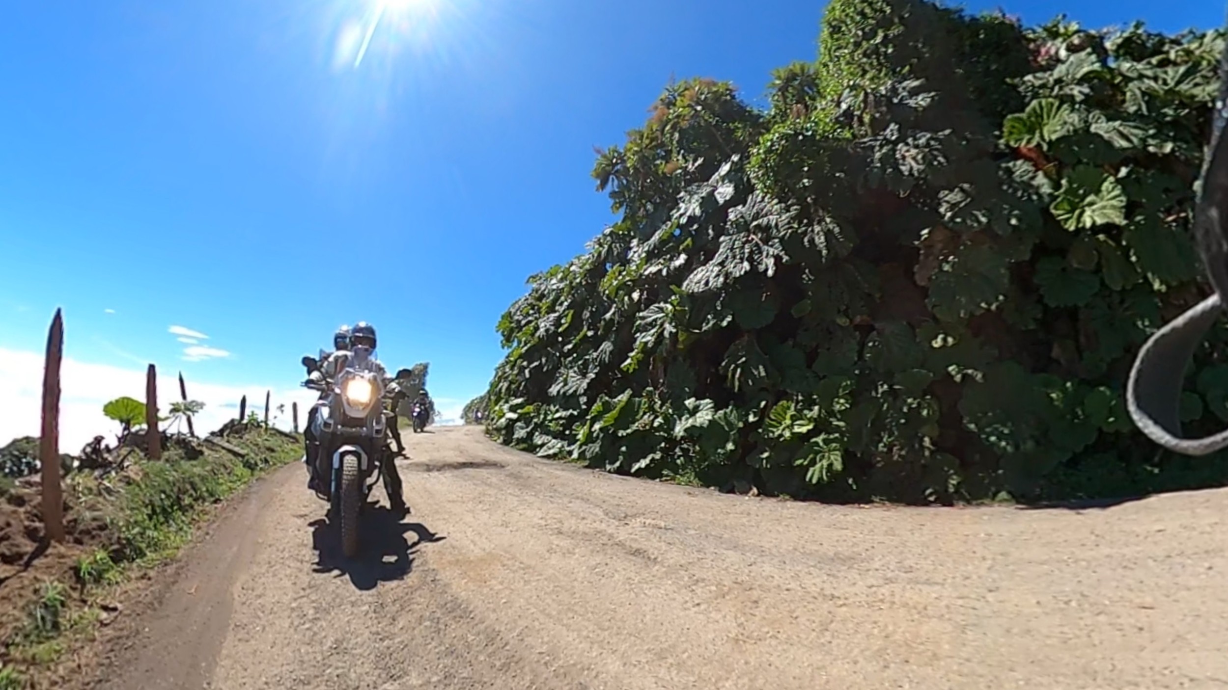 Panamericana in Costa Rica mit blauem Himmel im Hintergrund.