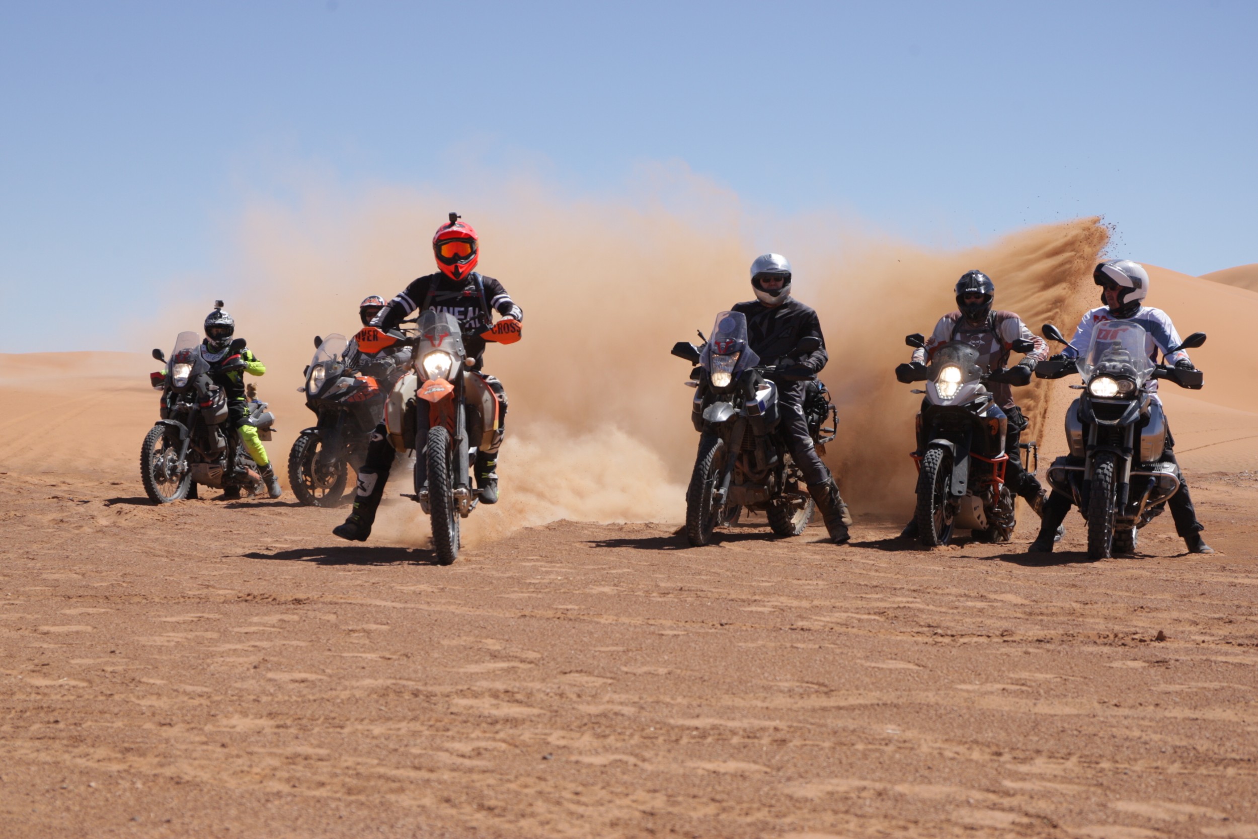 KTM Motorrad mit Schotte Piste in Hintergrund: Marokko