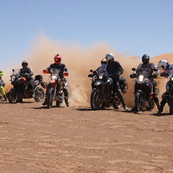 Offroad Enduro Gruppe in der Sahara auf unserer Motorradreise durch Marokko.