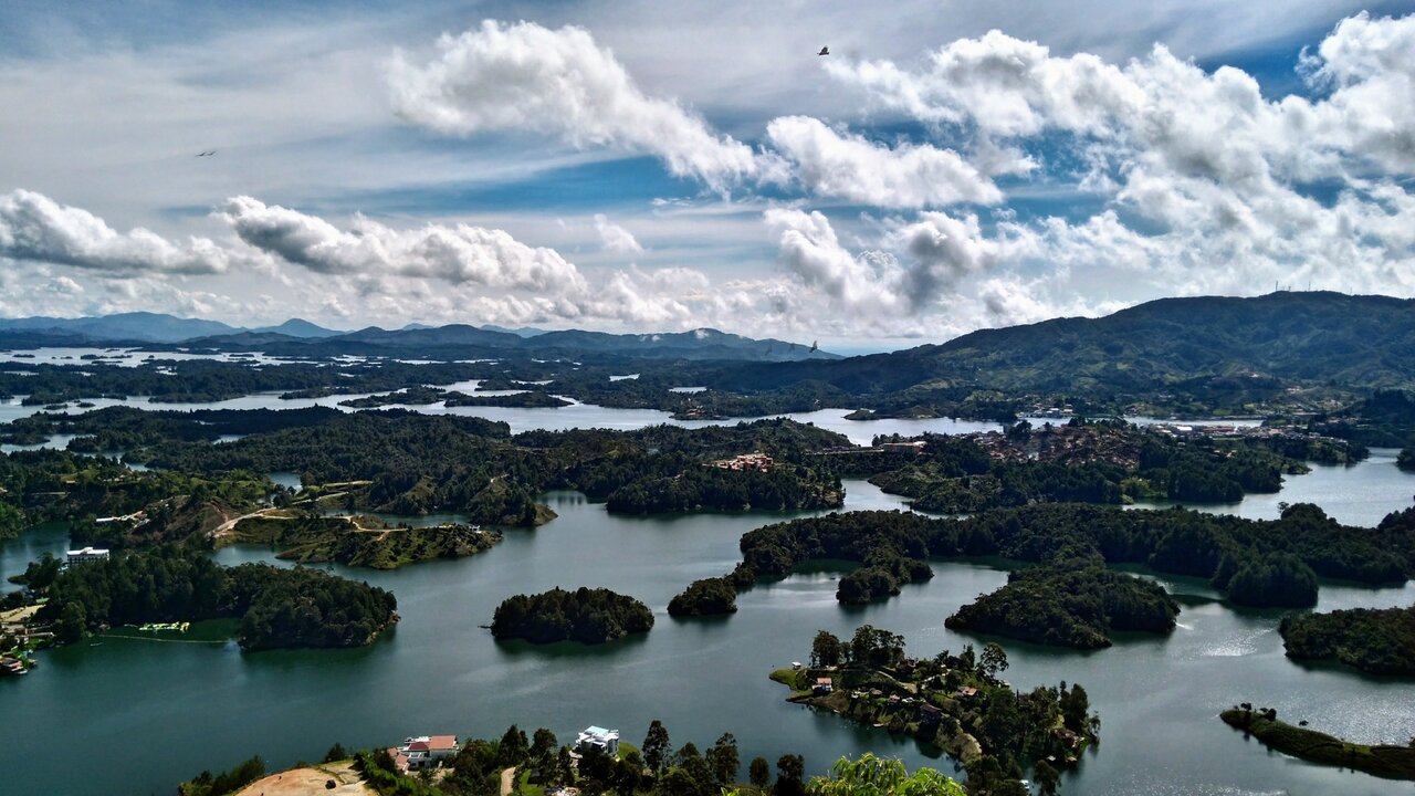 Vista aérea do reservatório de Guatape, pontilhado de ilhas verdes e enseadas