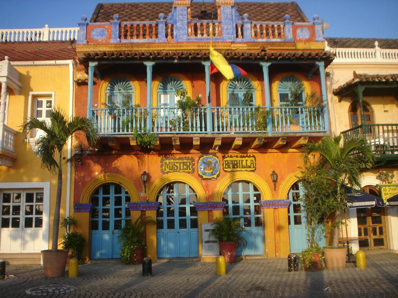 Um edifício colonial colorido em Cartagena com varandas azuis e portas em arco