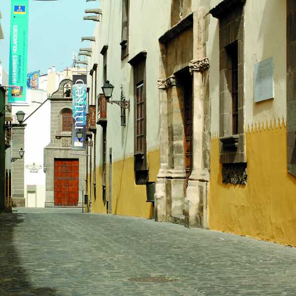 Erlebnis-Reisen Europa Kultur Gassen Rathaus