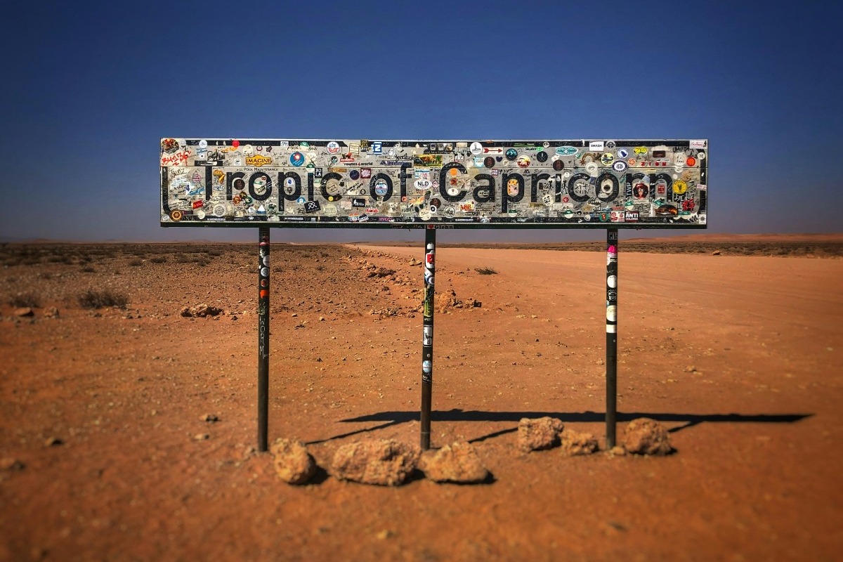 Wendekreis des Steinbocks, Tropic of Capricorn Schild in Namibia, Fotostopp auf dem Weg nach Swakopmund
