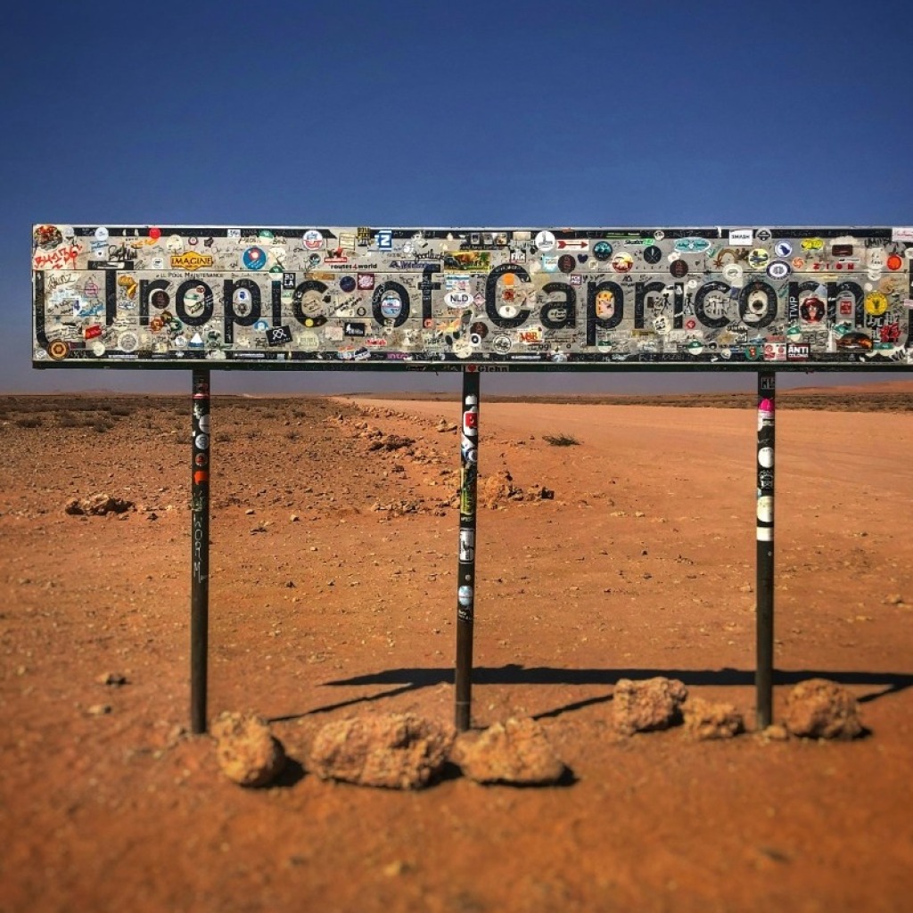 Wendekreis des Steinbocks, Tropic of Capricorn Schild in Namibia, Fotostopp auf dem Weg nach Swakopmund