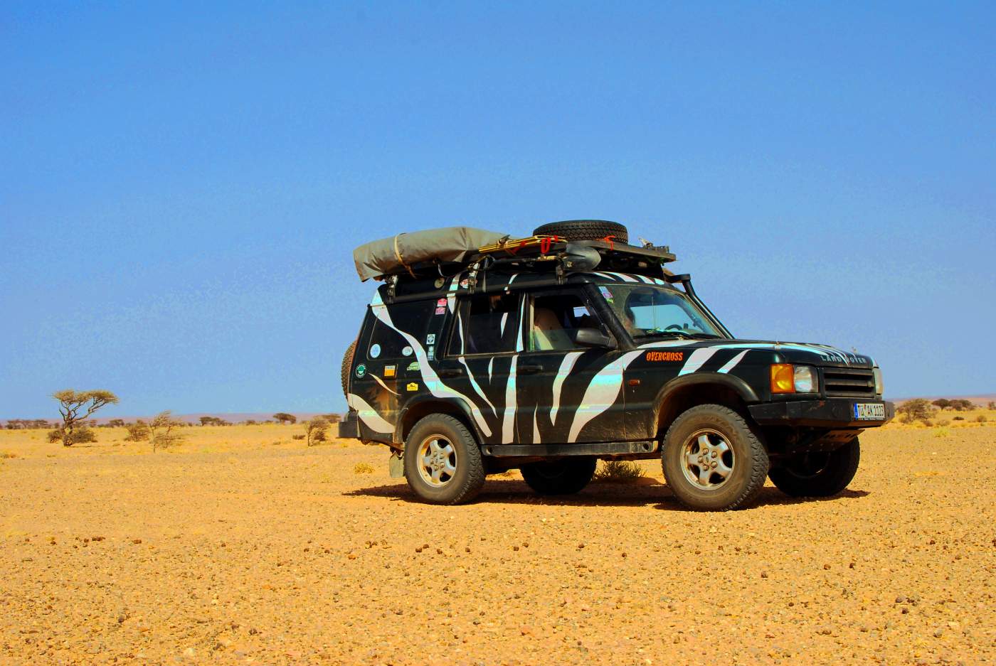Land Rover Discovery Zebra in der Sahara Marokko