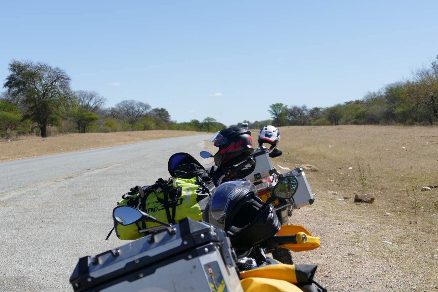 BMWs am Straßenrand in Botswana auf der Onroad Motorradreise durch das südliche und östliche Afrika