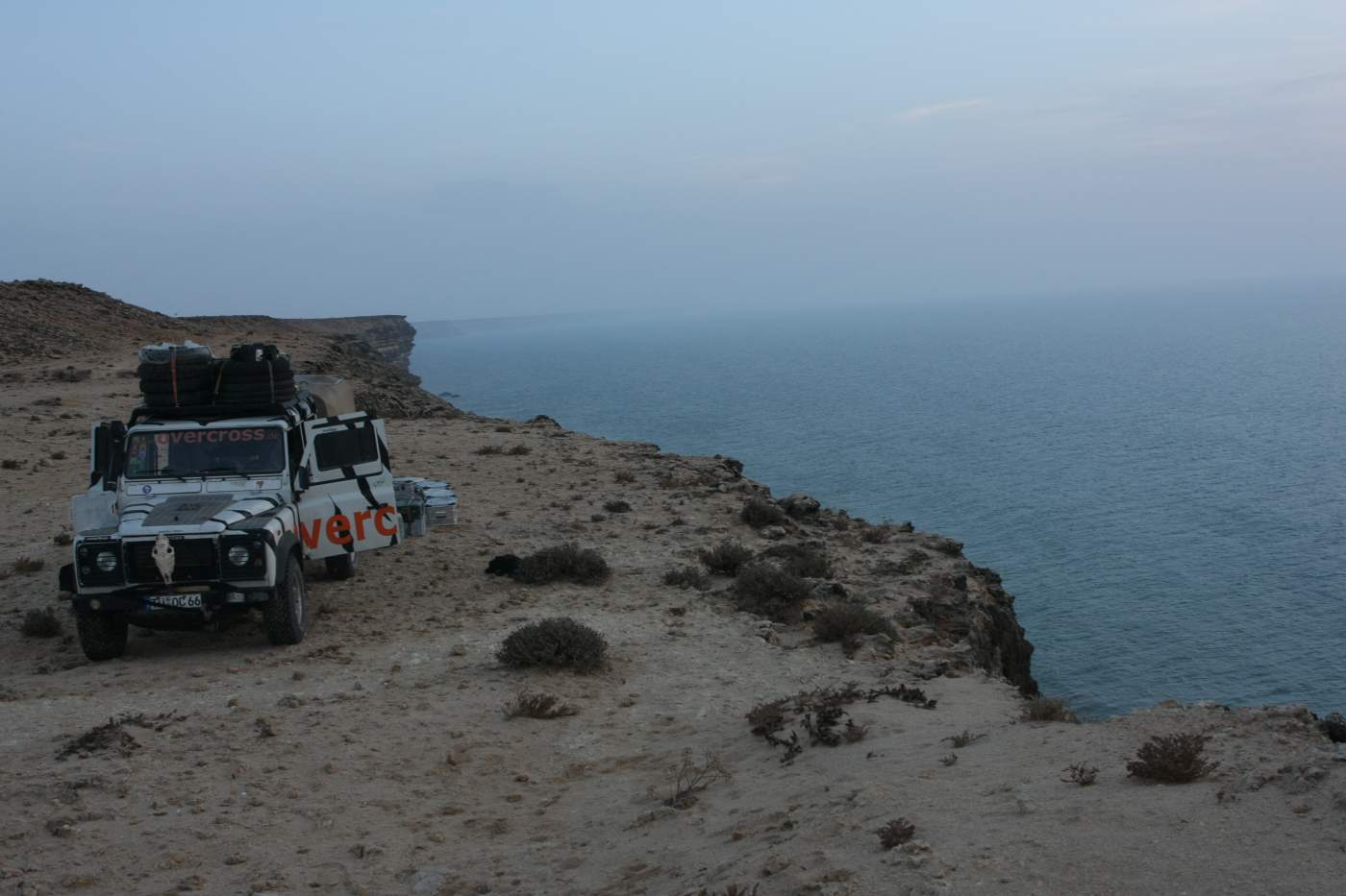 4X4 Off-Road Reise Geländewagen Tour Expedition Paris Dakar Marokko Spanien Senegal Mauretanien Wüste Sahara Sand Gelände Off-Roader Overcross Defender Zebra Landy Dicker Land Rover Off Road urlaub sonne sand meer atlantik stand küste wasser felsen 