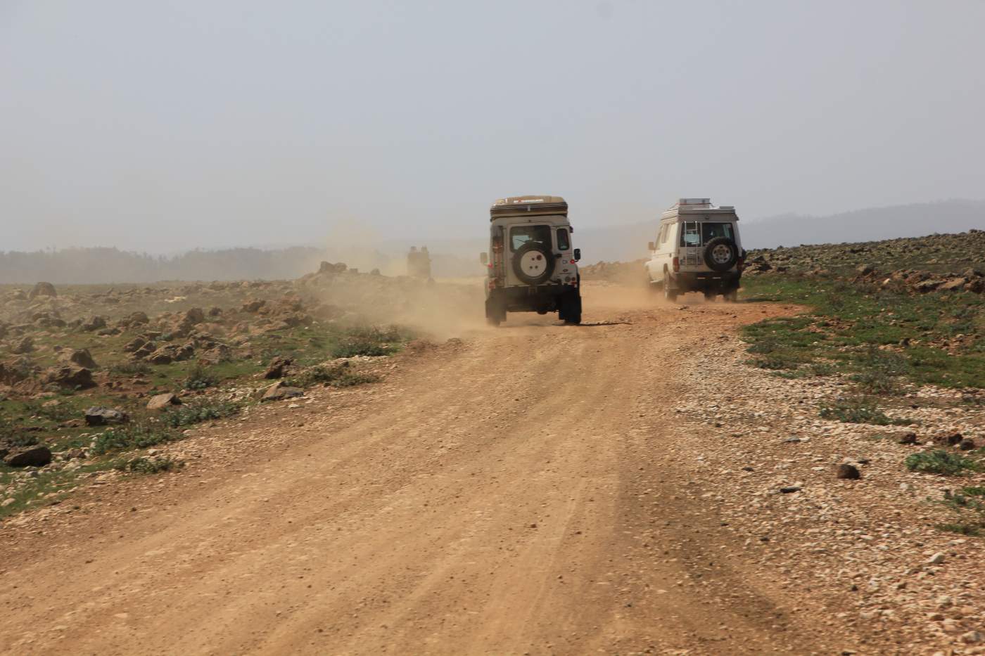 off road piste der west sahara auf dem weg nach dakar mit overcross