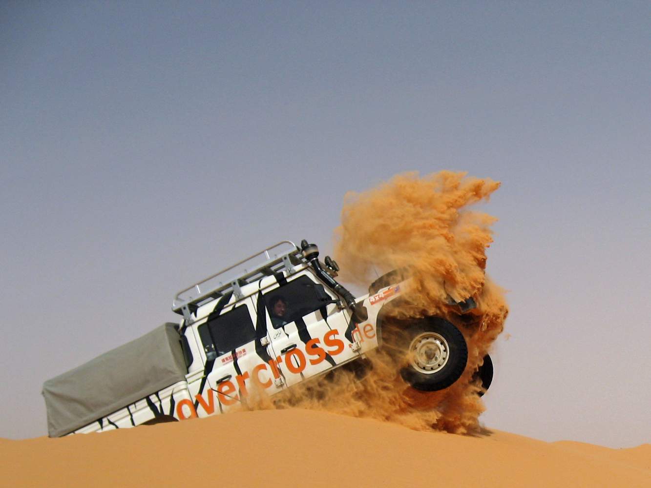 Defender bei der Dünen fahrt in der West Sahara mit Overcross