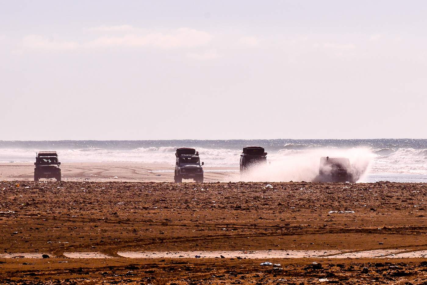 Geländewägen an der atlantikküste von marokko