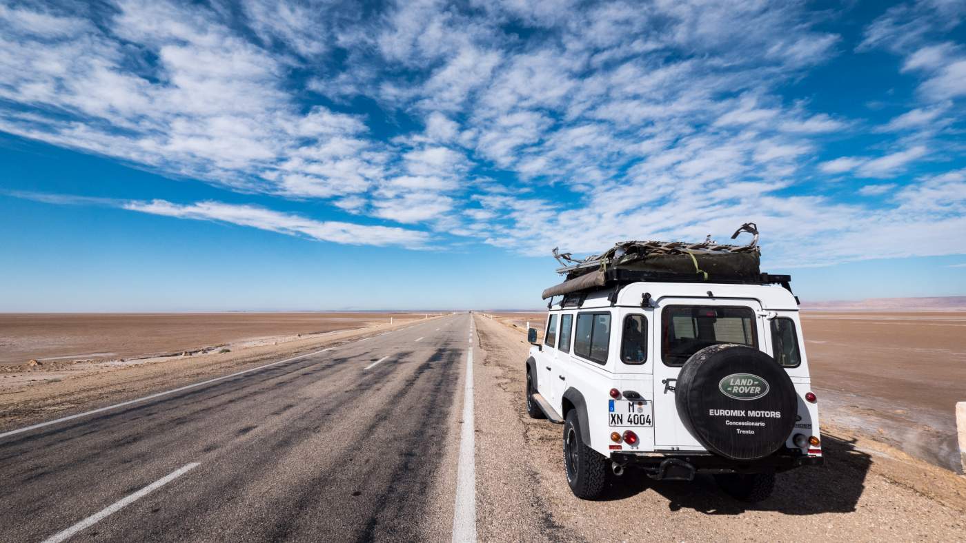 Land Rover neben der Straße durch das Chott el Djerid