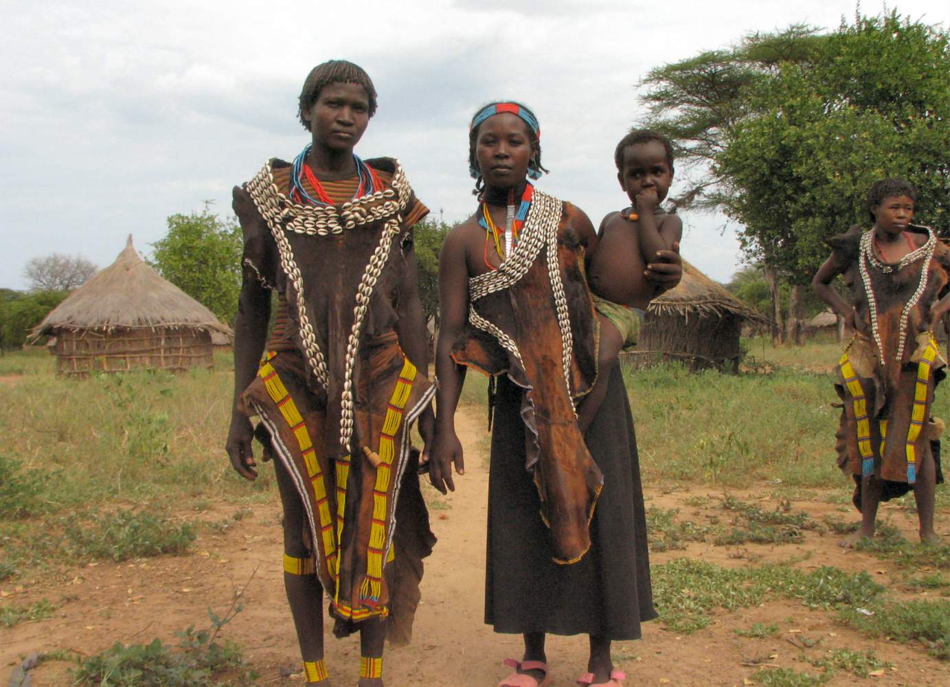  Frauen des Tsemay Tribe Stammes mit Kind, Äthiopien