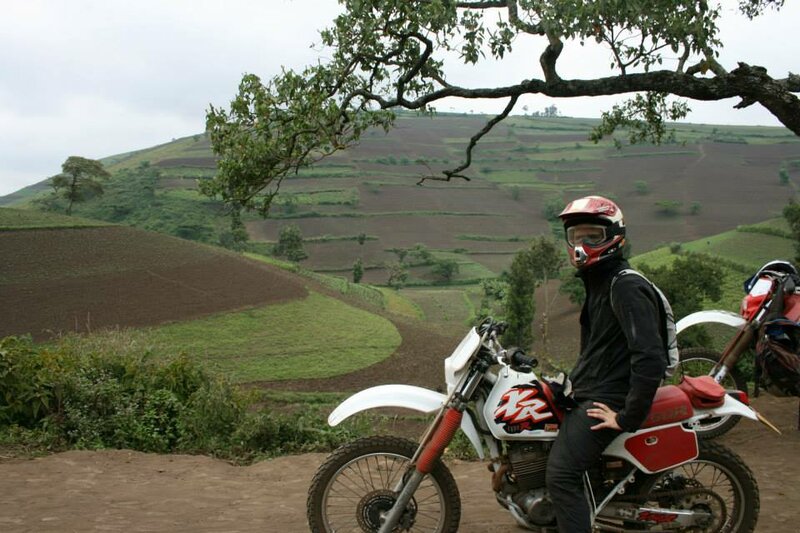 Viva a experiência de moto off-road no norte da Tanzânia