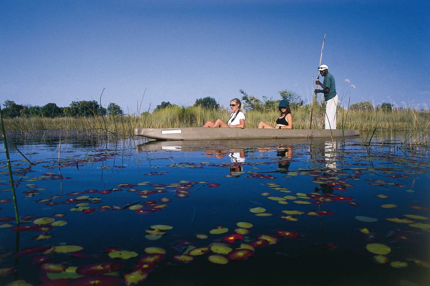 Kanufahrt im Okavango Delta in Botswana