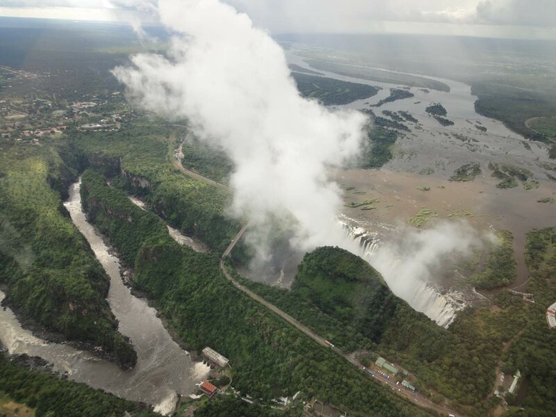 No caminhão Overland de forma ecológica através de Botswana