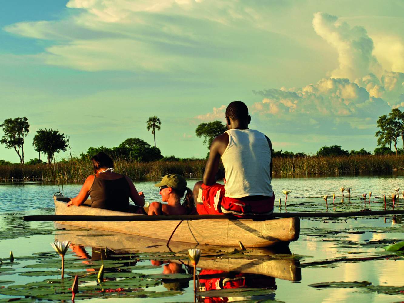 Kanufahrt bei Sonnenuntergang im Okvango Delta in Botswana