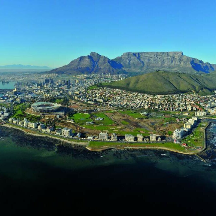 Luftaufnahme von Kapstadt mit dem Tafelberg, der hinter der Küstenlinie aufragt