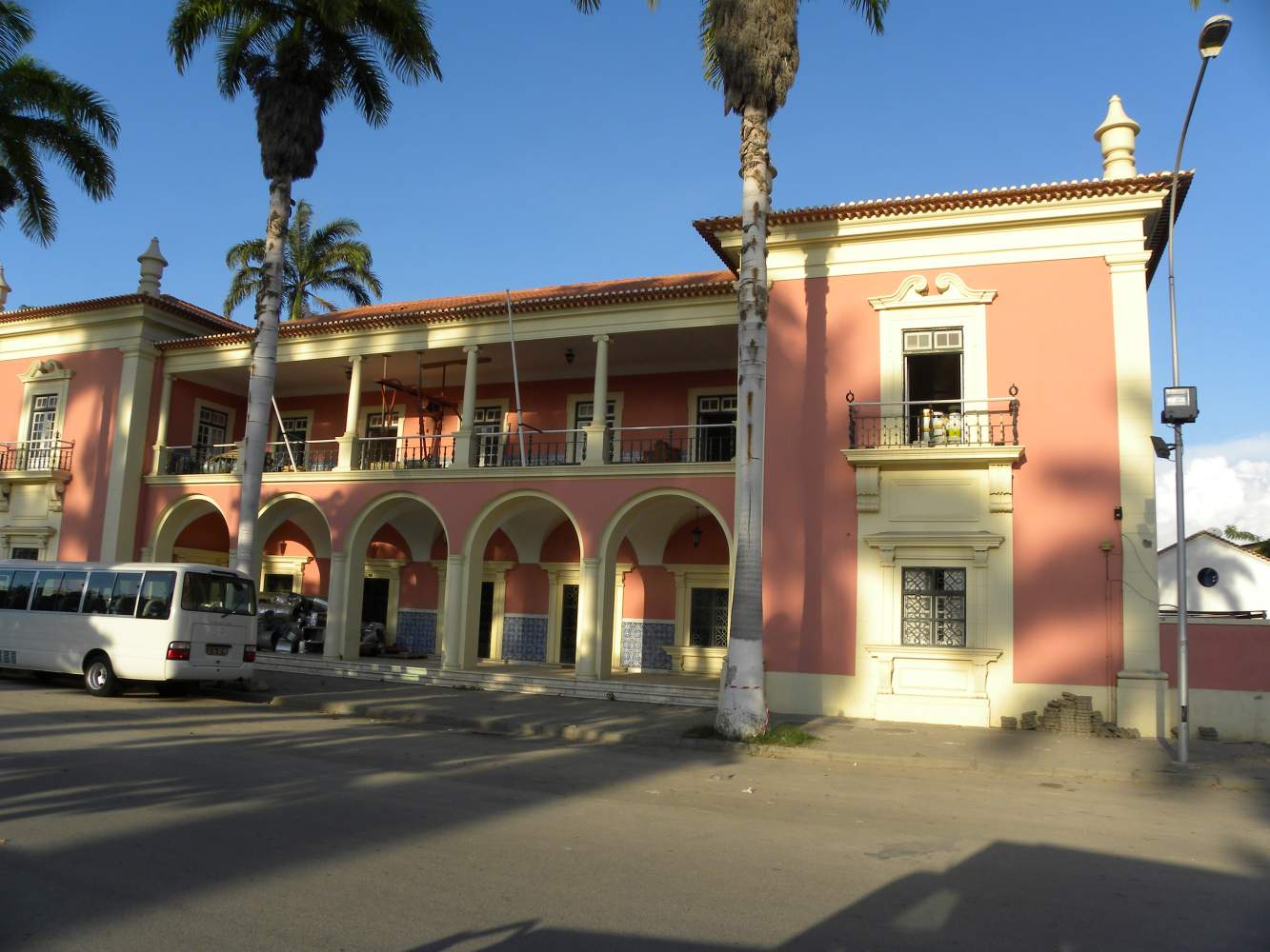 Frisch renoviertes Haus in Benguela - Angola Renoviertes Gebäude in Benguela auf der Entdeckersafari durch Angola Wiederaufbau der Stadt
