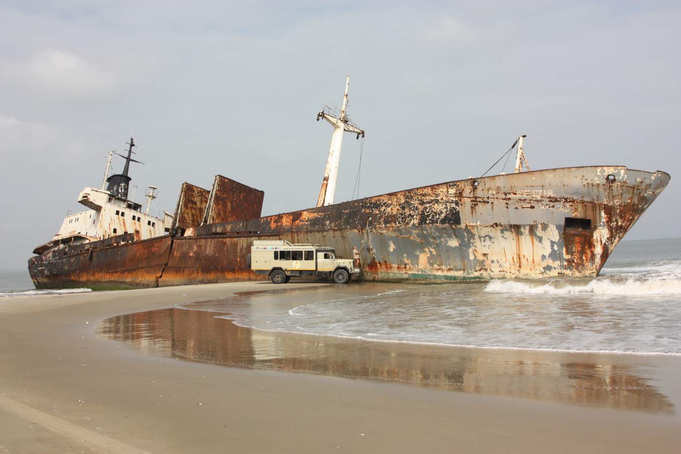 Bild: Besuch eines der vielen Schiffwracks am Strand in Luanda - Angola Altes Schiffswrack am Strand Luanda auf Entdeckersafari Reise durch Angola Afrika