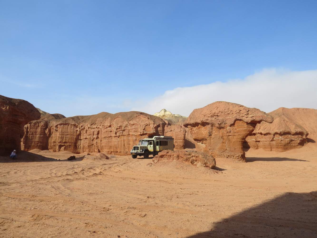 Tiefe Erosionseinschnitte in Sandsteinschichtungen bilden Sandsteinformationen während Abenteuer Entdeckersafari Angola