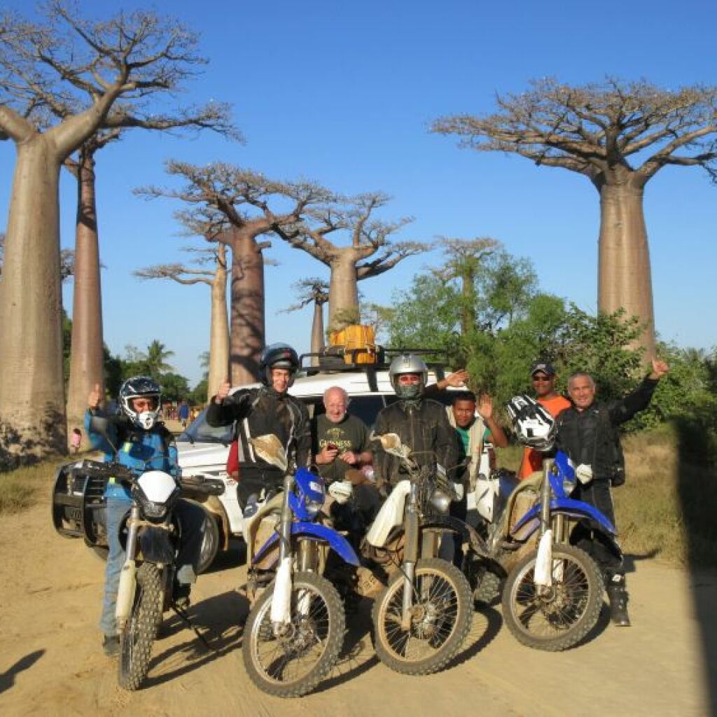 mit der Enduro- Mietmaschine in Madagaskar dem Land der Baobab