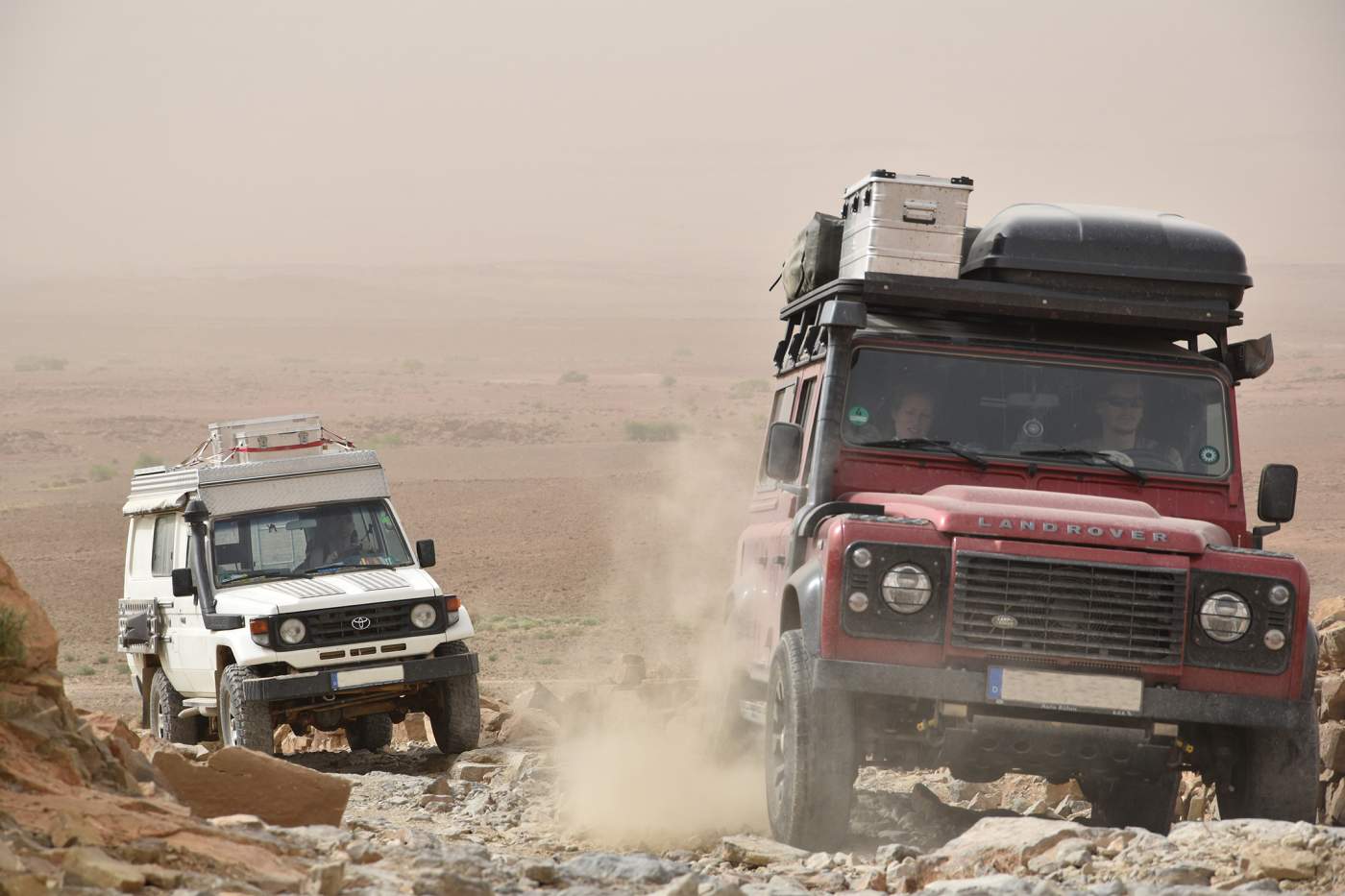 Landrover Defender und Toyota Landcruiser auf einer Geröllpiste 