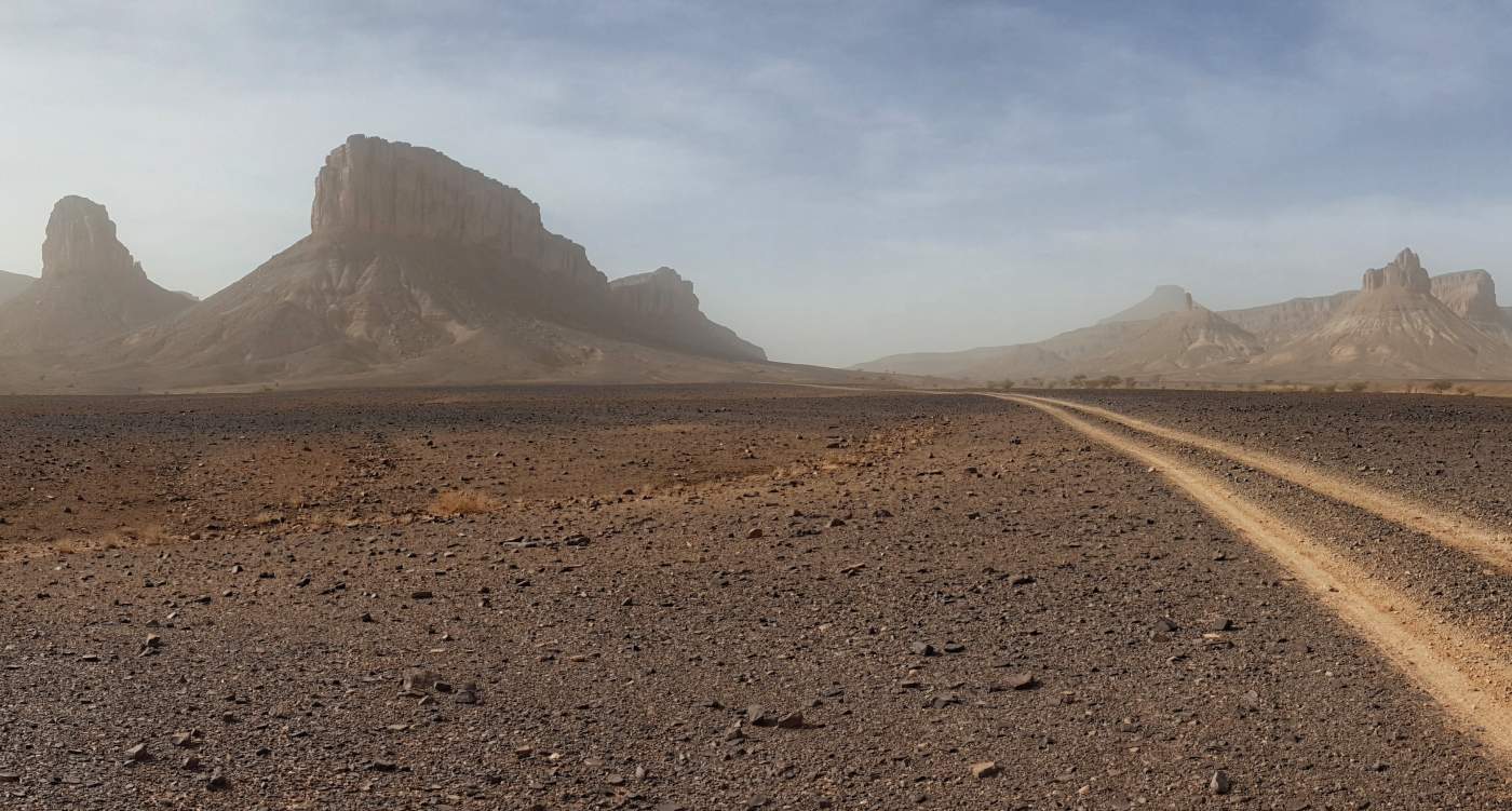 Tafelberg Jbel Wadi und Offroad Piste bei Foum Zguid in Marokko 