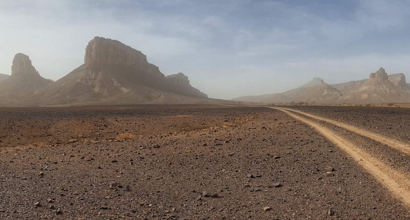 Die Motorradreise um den Tafelberg Jbel Wadi auf  Offroad Piste bei Foum Zguid in Marokko 