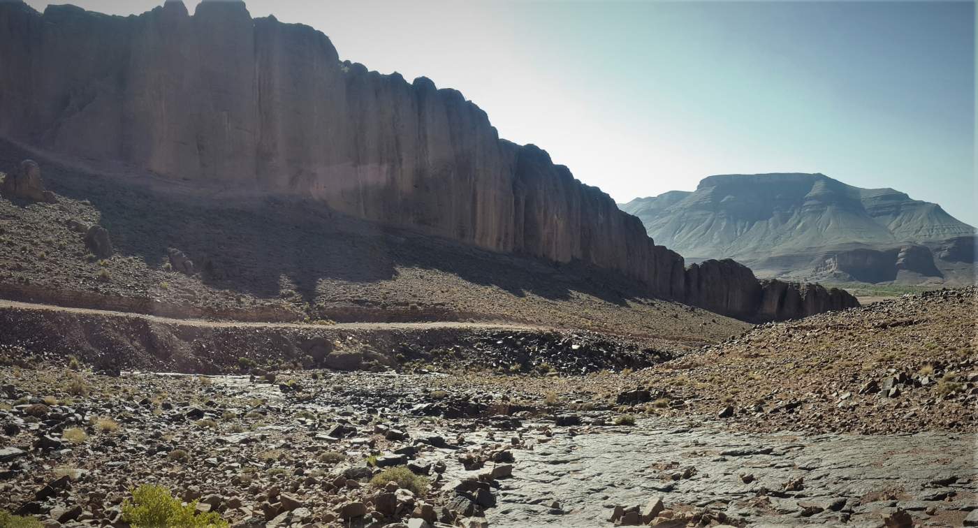 Schroffes Felsen Panorama rund um die Stadt Nkob am Jbel Sahro