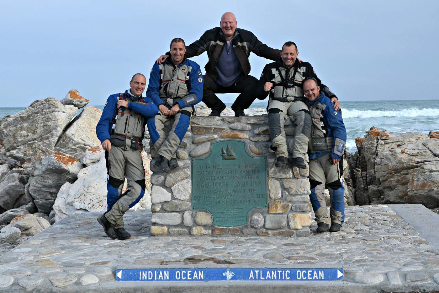 Gruppenbild am Kap unserer Motorrad Tour in Südafrika