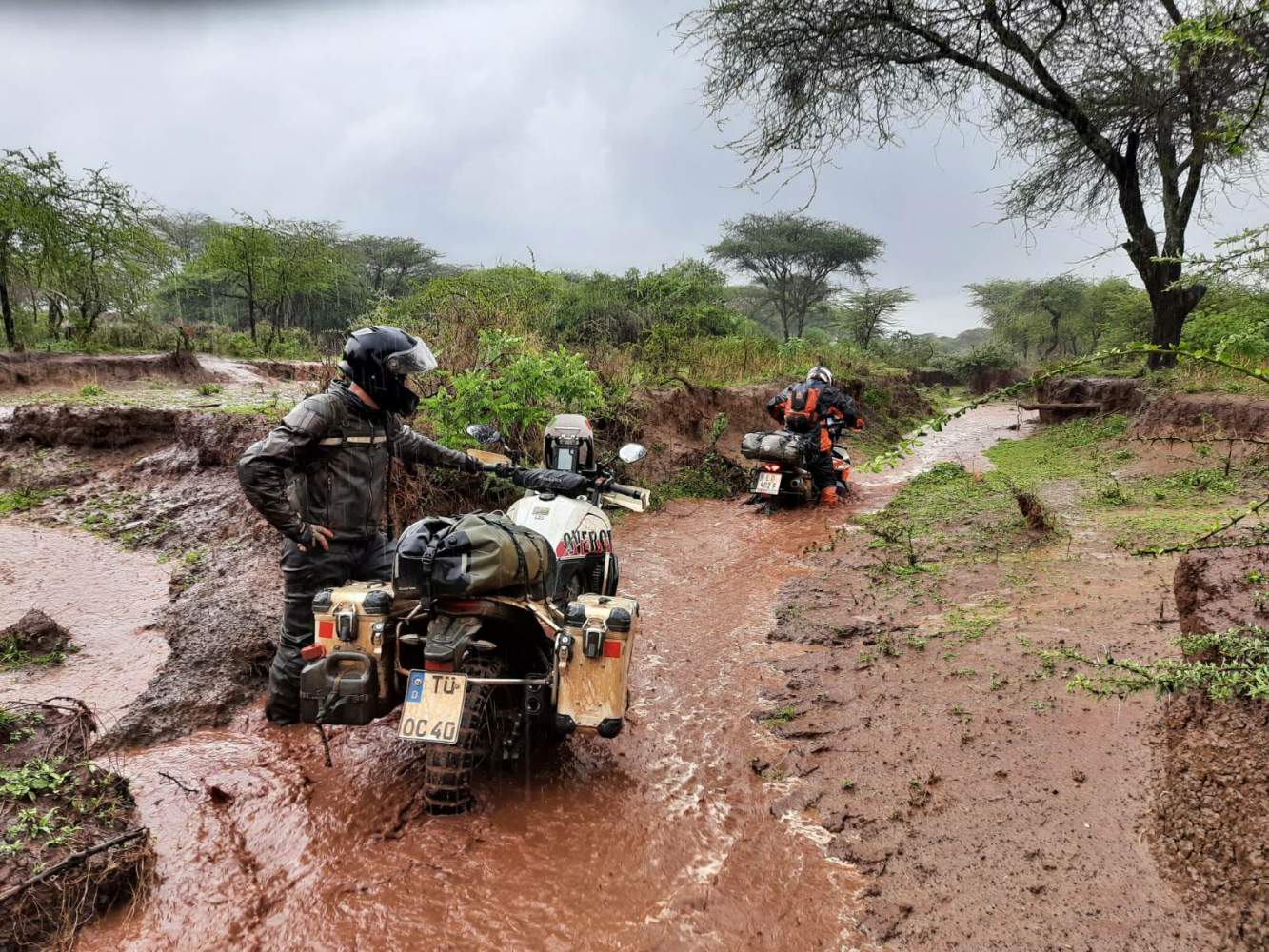 Mit den Motorrädern auf der Trans Äquator Expedition durch den Schlamm