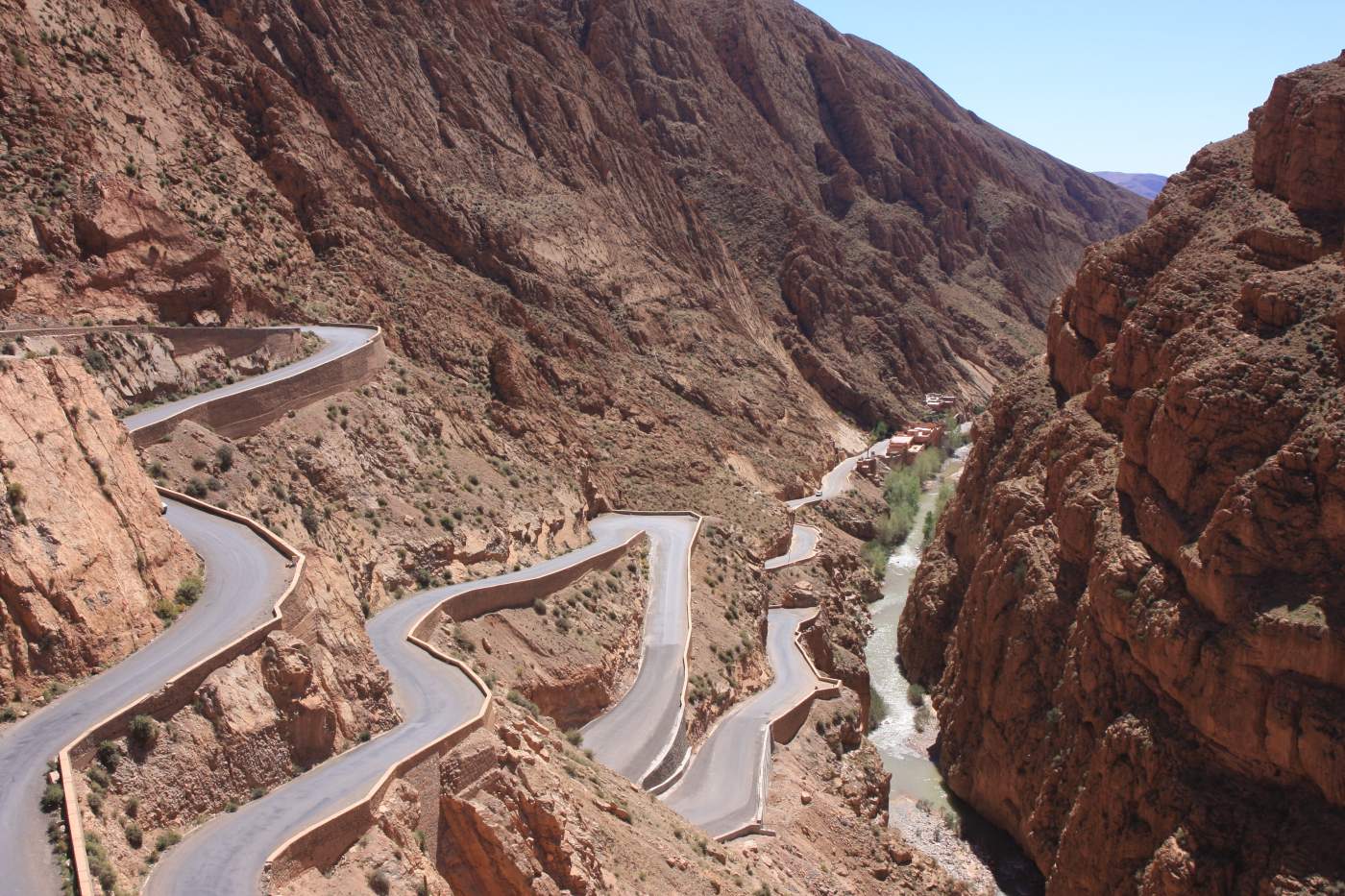 Über Serpentinen auf unseren Motorradtouren durch Afrika