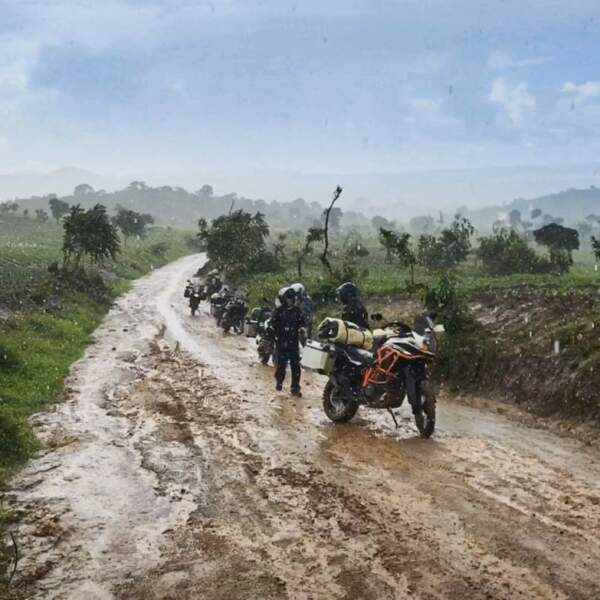 Motorradreisen Afrika Nigeria Annehmlichkeiten Kontrollpunkt