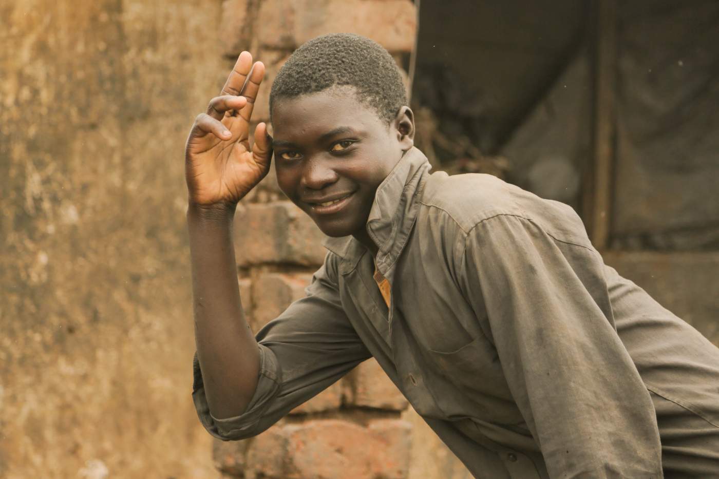 Motorrad und endureisende werden in Afrika immer freudig begrüßt, hier ein Mann aus malawi