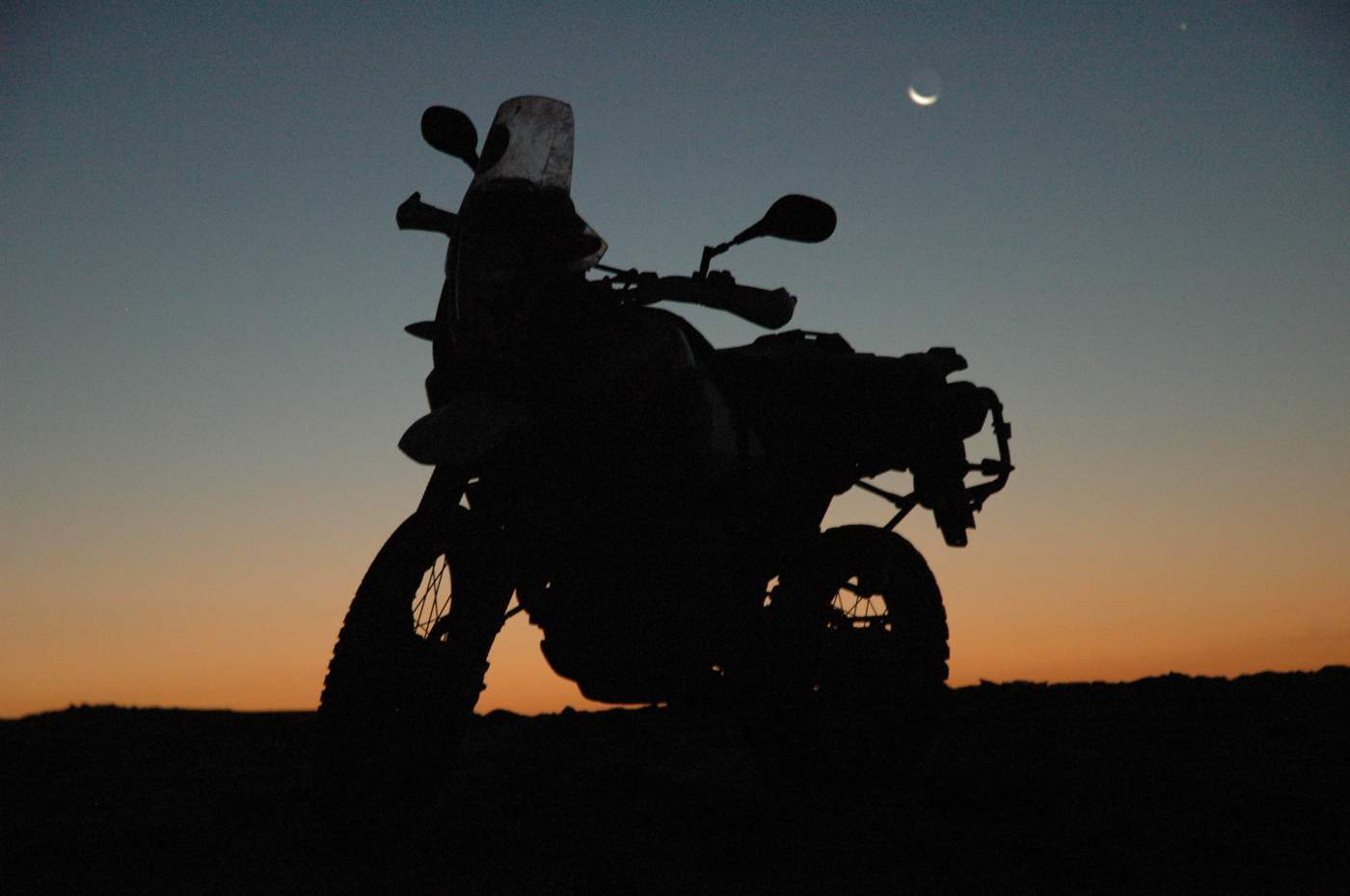 Sonnenuntergang in der Wüste mit Motorrad