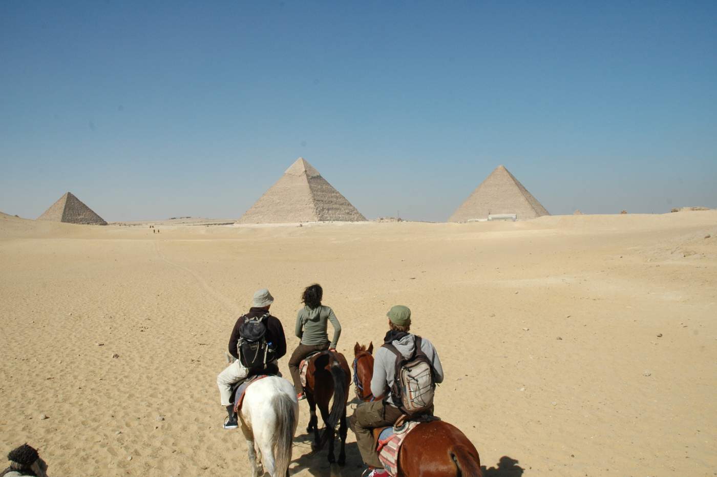 Um die Pyramiden zu besichtigen wechseln wir vom Motorrad zum Pferd